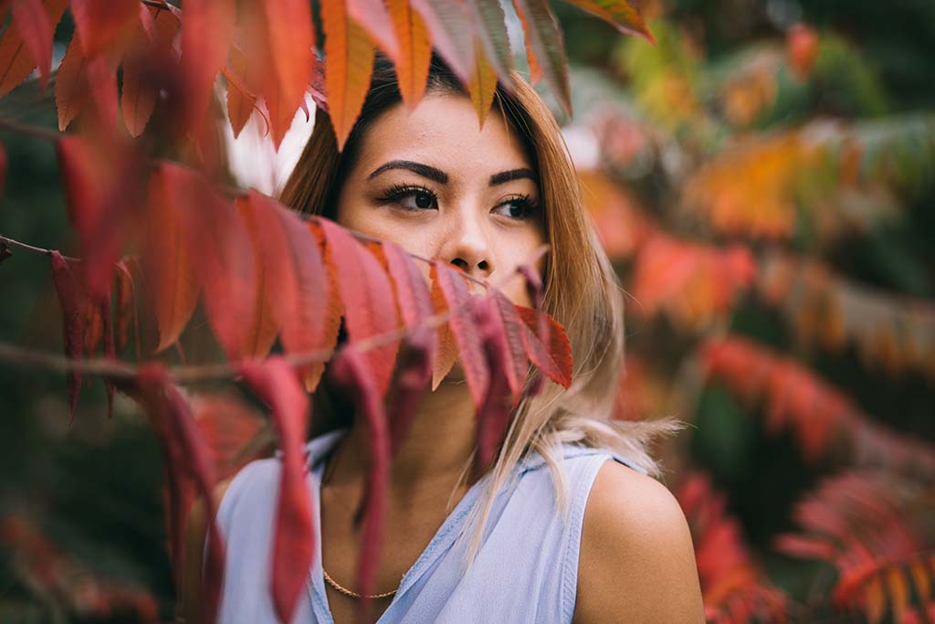 kobieta wśród jesiennych liści