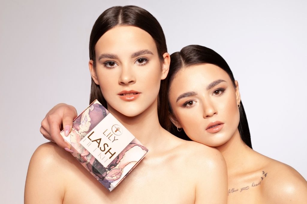 kobiety trzymające kosmetyki lily lash