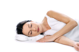śpiąca kobieta na poduszce przeciwzmarszczkowej