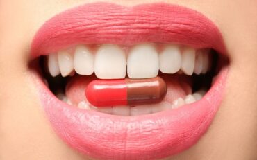 suplementy diety tabletka usta białe zęby